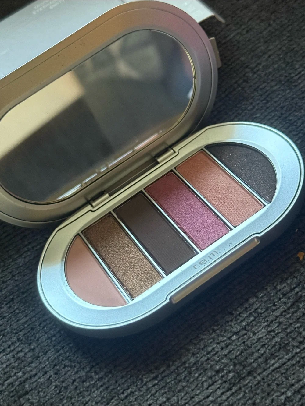 R.e.m. beauty Midnight Shadows Eyeshadow Palette – Smitten Kitten